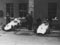 Подготовка гоночной техники во внутреннем дворе гостиницы, 1961 г.